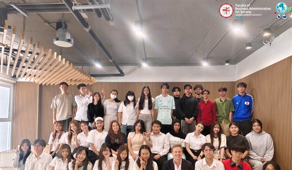 The Bachelor of Business Administration in Global Business Management (International Program) held a special lecture for first- and second-year students under the theme “Cross-Cultural Branding and Co